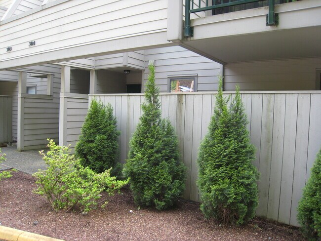 Fenced in front terrace - 8845 166th Ave NE