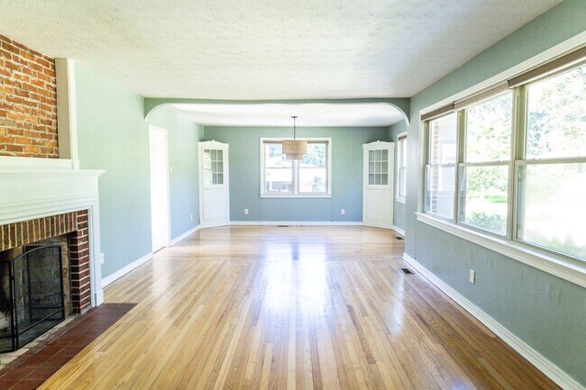 Building Photo - Gorgeous Home Located in Betton Hills, in ...