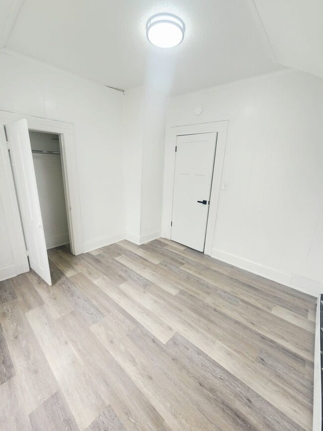 Building Photo - Fully Remodeled 5BR Home with 3-Car Garage...