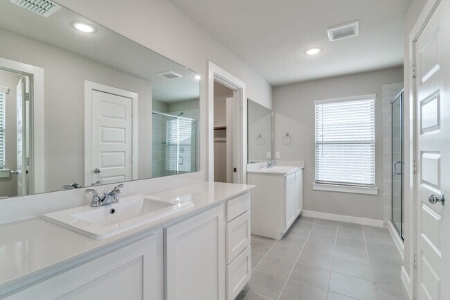 Building Photo - "Modern 3-Bedroom Home with Beautiful Finishes Throughout!"
