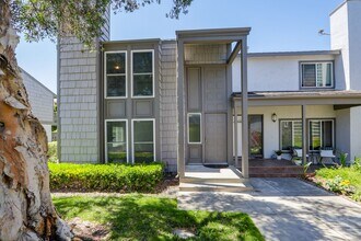 Building Photo - 3 Bed / 2.5 Bath light and spacious townho...
