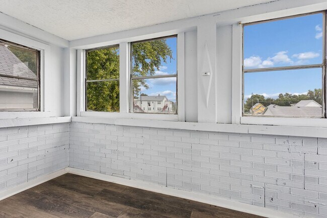 Building Photo - 511 Poppleton Ave