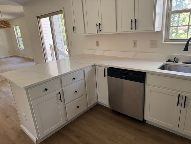 Building Photo - 4 Bedroom, 2.5 Bathroom Single Family Home...