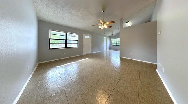 Building Photo - 1159 E Rohe St