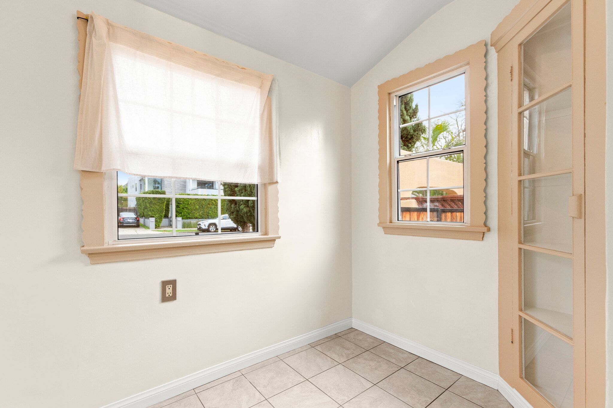 Building Photo - 827 N Laurel Ave