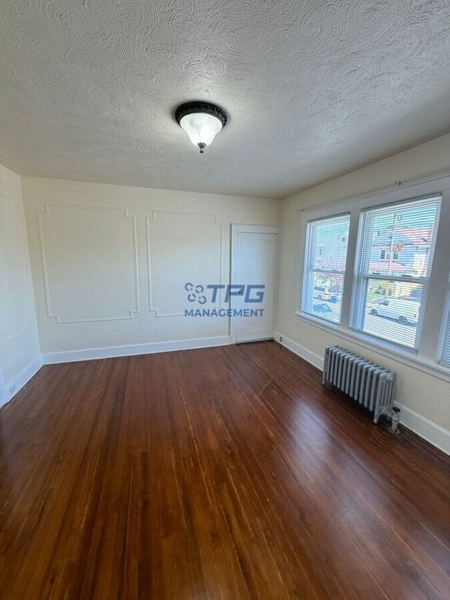 Building Photo - 318 E 19th St