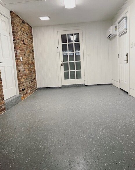 Building Photo - 130 Hart Ln