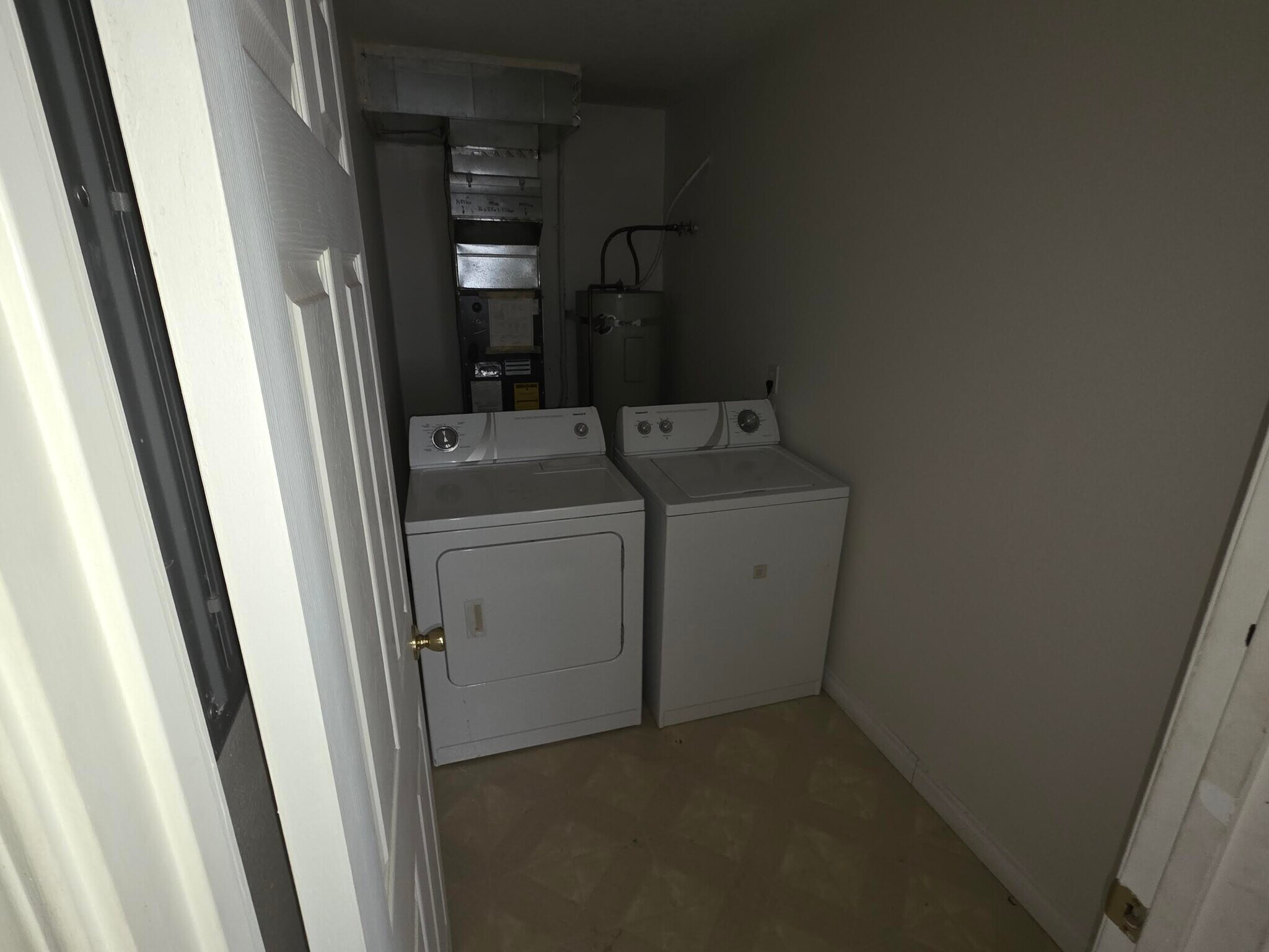 Building Photo - 166 College St S