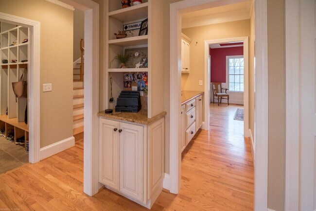 Building Photo - Charming Wyatt Farms Home with Stunning Vi...