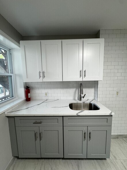 Building Photo - 45-51-51 Cowles St