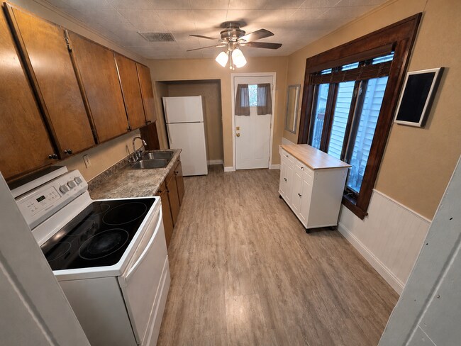 Building Photo - Available July 1st! Single family home with fenced-in backyard!