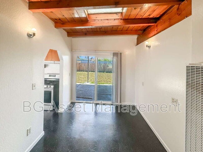 Building Photo - 1526 Visalia Ave