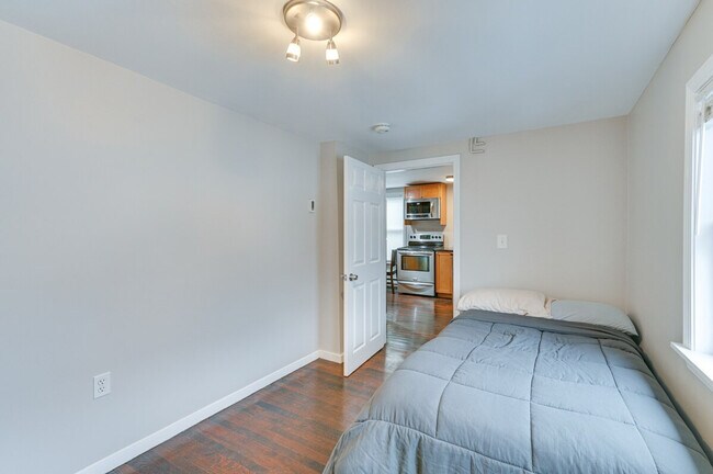 Building Photo - 467 Ferry St