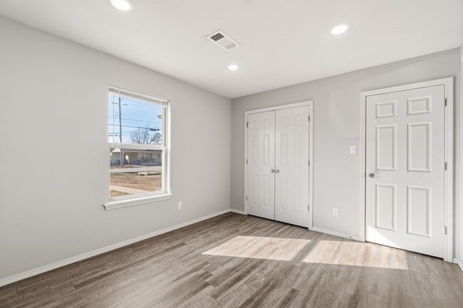 Building Photo - 2009 Knoxville St