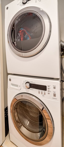 Building Photo - 2025 S Beverly Glen Blvd