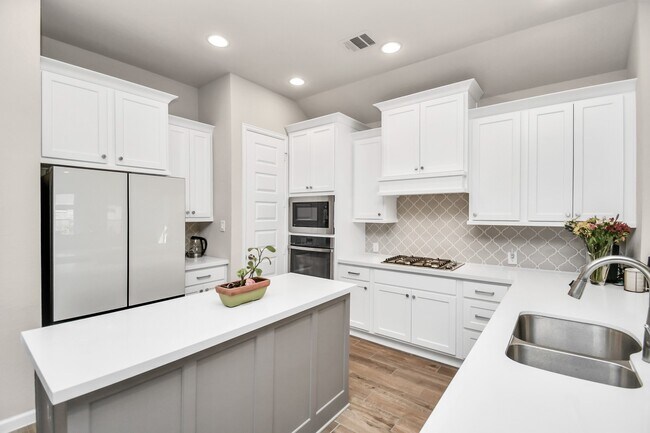 Building Photo - 5043 Morrison Dr