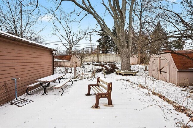 Building Photo - 672 Linda Vista Dr