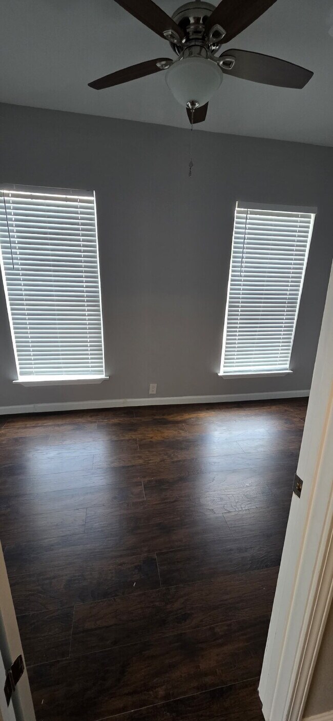 Building Photo - 3 bedroom and 2 bathrooms has newly renovated modern home in Southtown unit ready to move in! Mov...