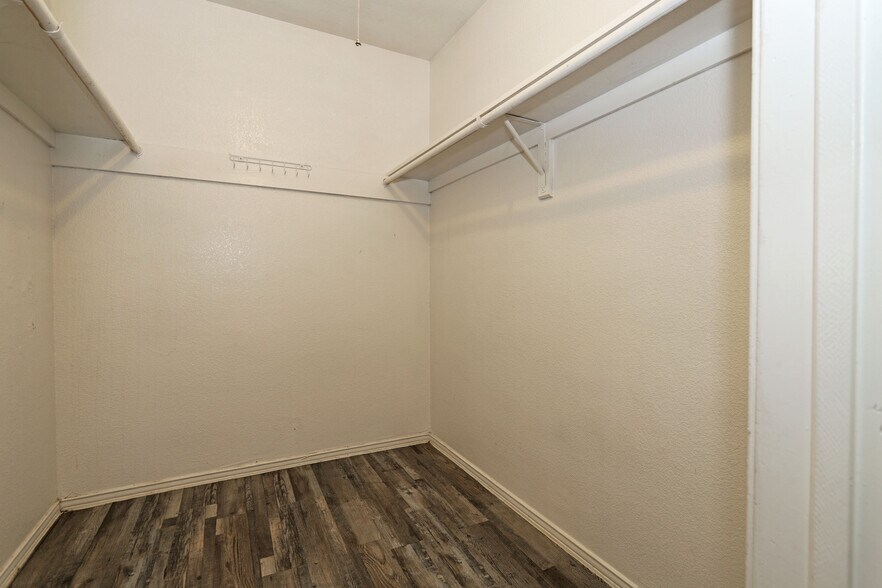 Building Photo - 2701 Green Oaks Rd