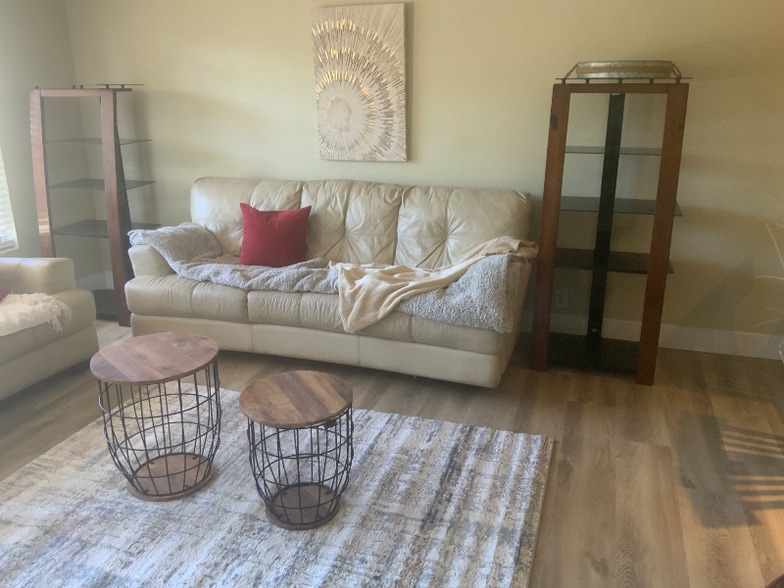 Building Photo - 555 S Royal Crest Cir