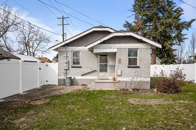 Building Photo - Remodeled 3BR/2BA Brick Bungalow - Fireplace, Finished Basement & Garage