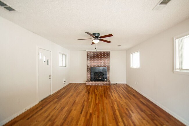 Building Photo - VOUCHERS ACCEPTED!! Renovated 3BR/1BA home...