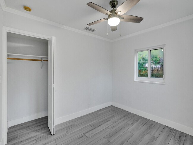 Building Photo - 601 NE 59th Ct