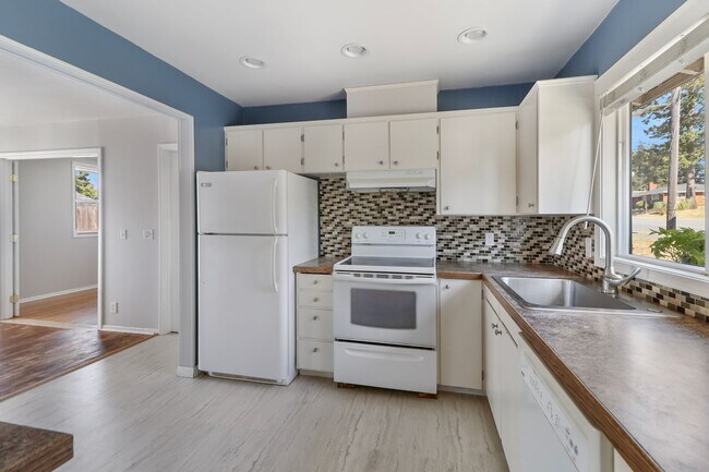 Building Photo - 3 Bed 1.5 Bath - Garage w/Storage - Pet Fr...