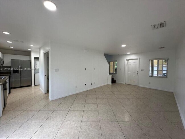 Building Photo - 3 bedroom in Hallandale FL 33009