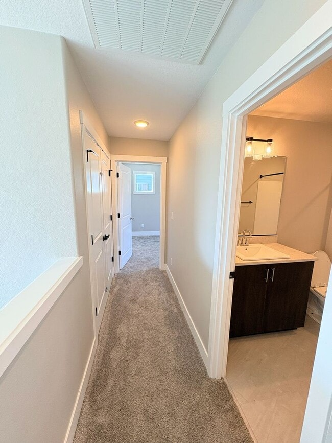 Building Photo - 3 Bedroom, 2.5 Bathroom Home Available in NE Salem!