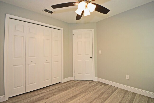 Building Photo - Beautiful Home in Alafaya Woods Totally Re...