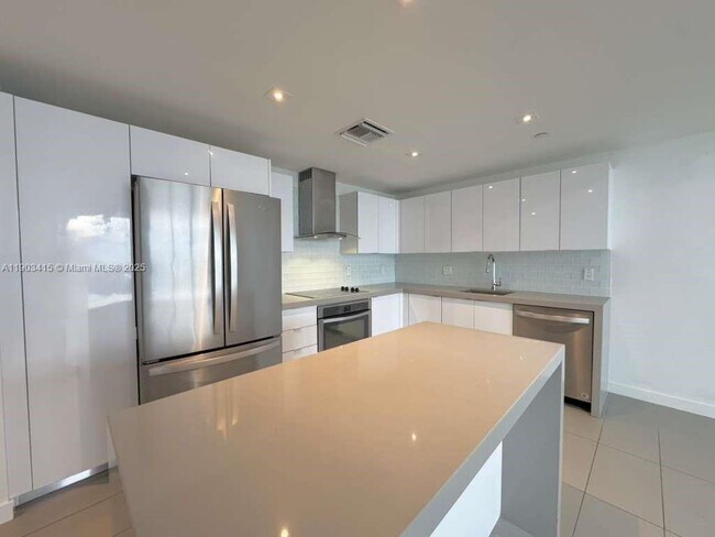 Building Photo - 1600 NE 1st Ave