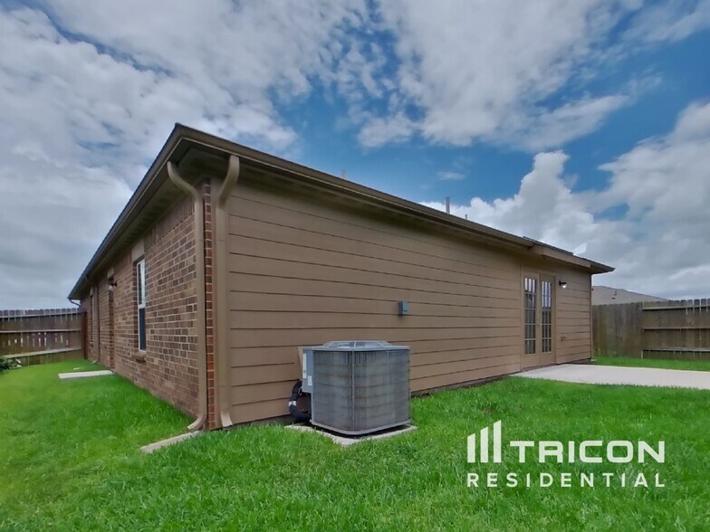 Building Photo - 532 Red Dusk Paint Dr