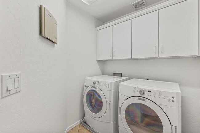 Building Photo - 2535 W Lucia Dr