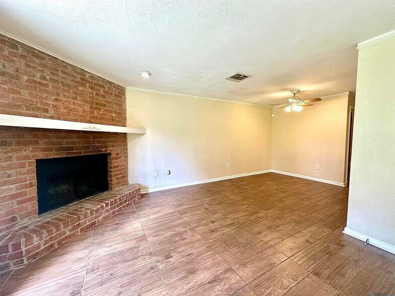 Building Photo - 15855 Sunderland Ave