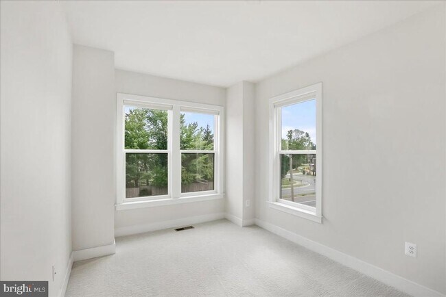 Building Photo - 12768 Sunrise Valley Dr