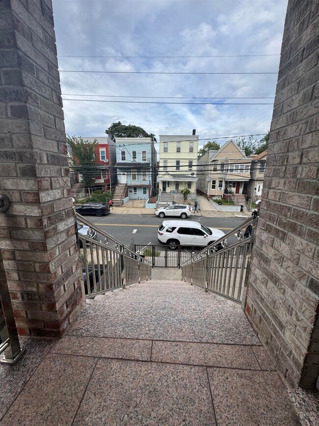 Building Photo - 213 Claremont Ave