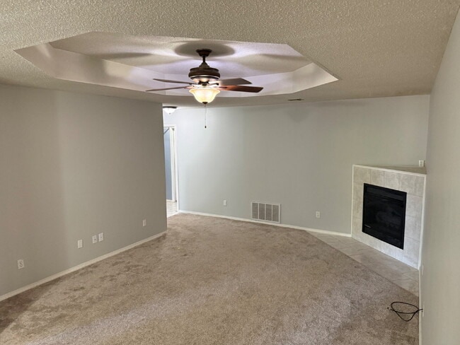 Building Photo - "Charming 3-Bed, 2-Bath Home with 1,368 Sq Ft of Comfort on Tradition Avenue!"