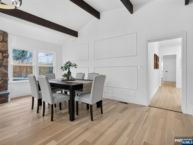 Building Photo - 114 Colony Ave