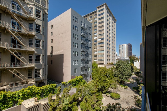 Building Photo - 900 Bush St