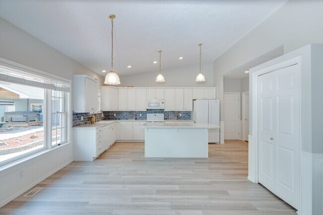 Building Photo - 3 Bedroom Farm House For Rent