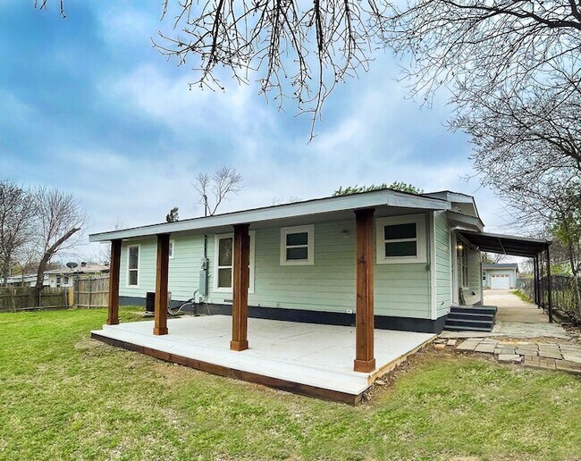 Building Photo - 722 E Strong Pkwy