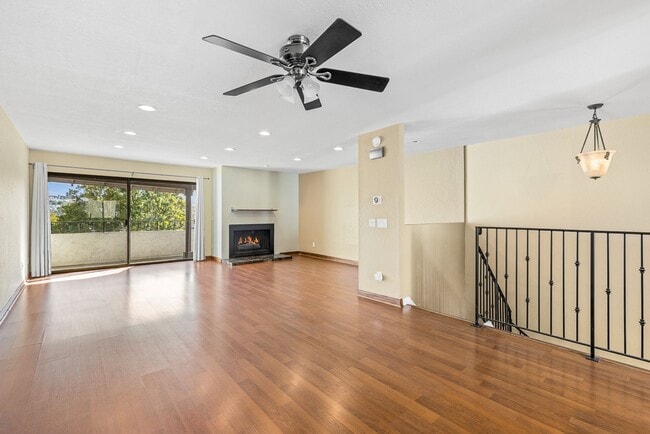 Building Photo - Beautiful 2Br / 2.5Ba Townhome In La Costa!! Call For Showing! 3D Tour Available!