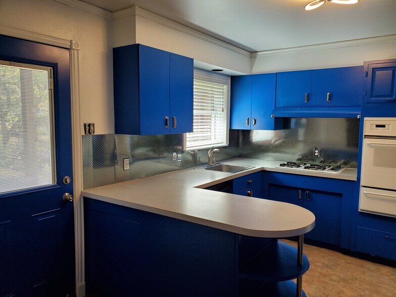 Cobalt blue metal kitchen cabinets. - 9530 Ash Creek Dr