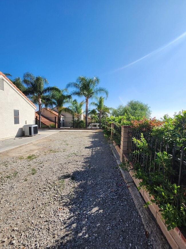 Building Photo - Charming Single-Story Home