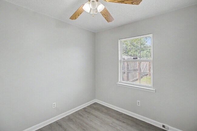 Building Photo - 1651 Latham Ct