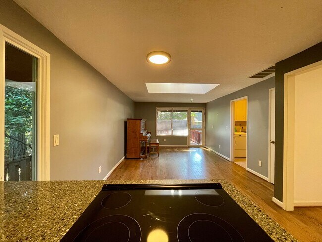 Building Photo - 15410 SW Peppermill Ct