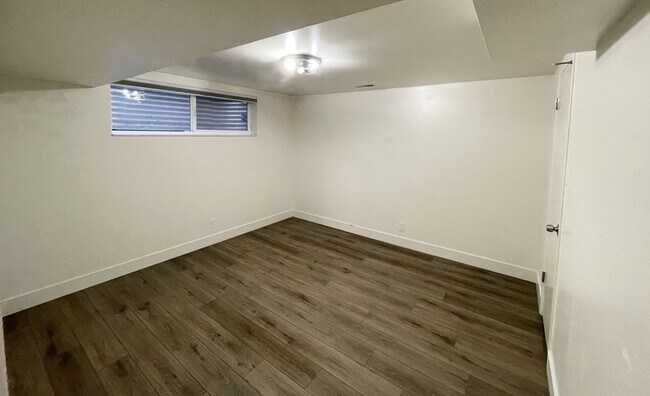 Building Photo - 852 E Three Fountains Dr