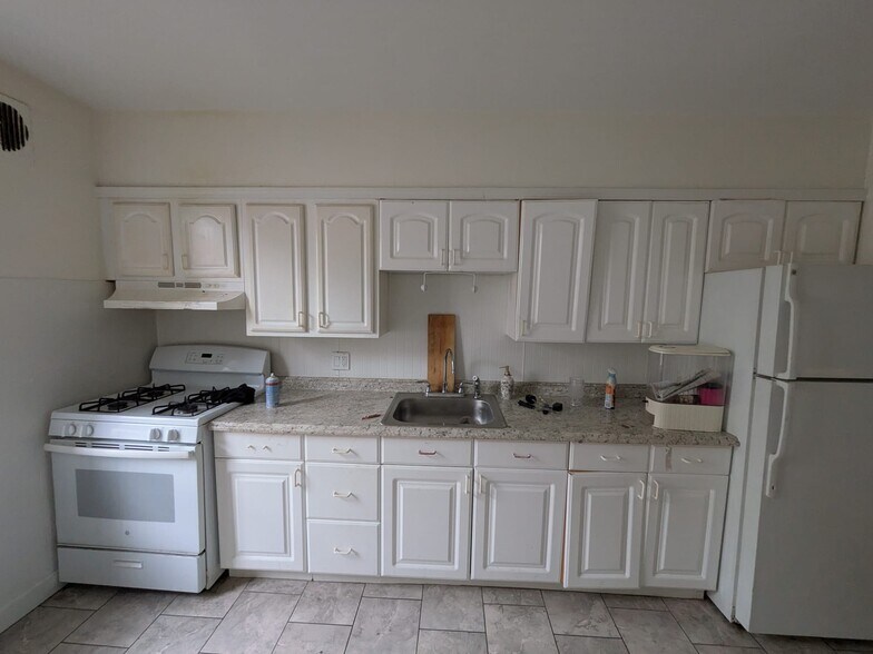 Building Photo - 125 Hobart Ave