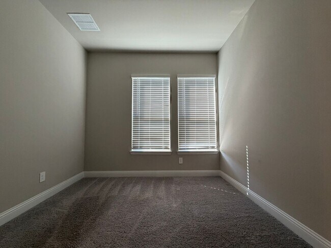 Building Photo - 624 Hutchinson Ln